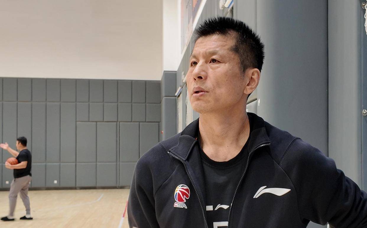 山东男篮窗口期战术微调，志在欧超杯名次提升，目标明确，更衣室氛围转暖